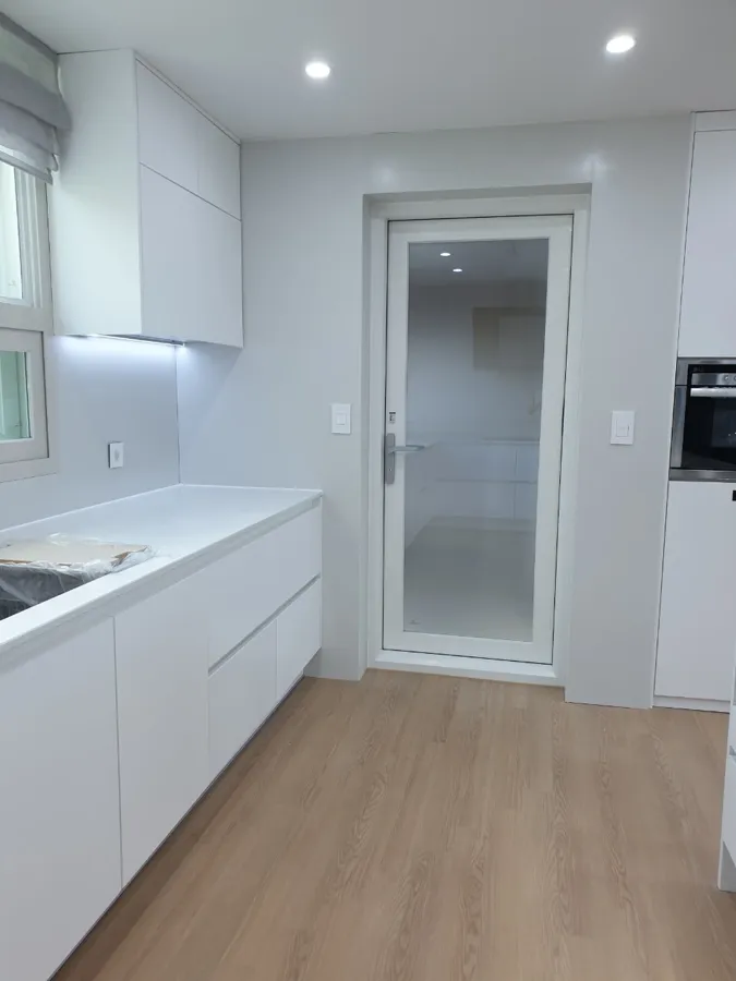 주택 화이트 주방 상하부장 마감 완성 실사