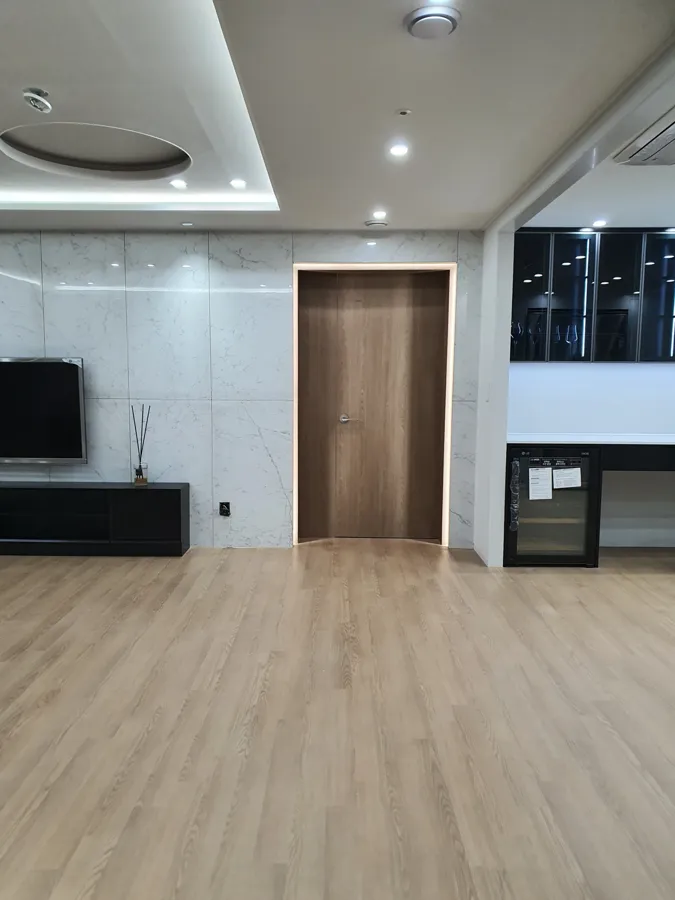 주택 거실 우드 도어와 수납장 마감 완성 실사