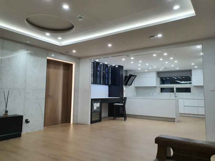 주택 거실과 주방이 이어진 개방형 마감 완성 실사