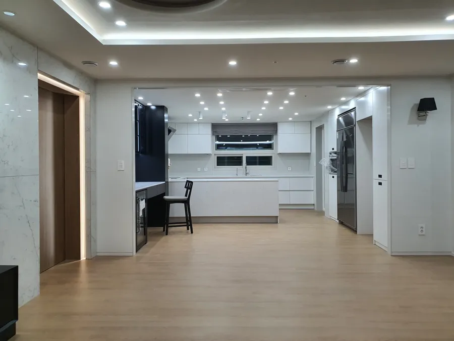 주택 거실 안쪽 주방 수납장 마감 완성 실사